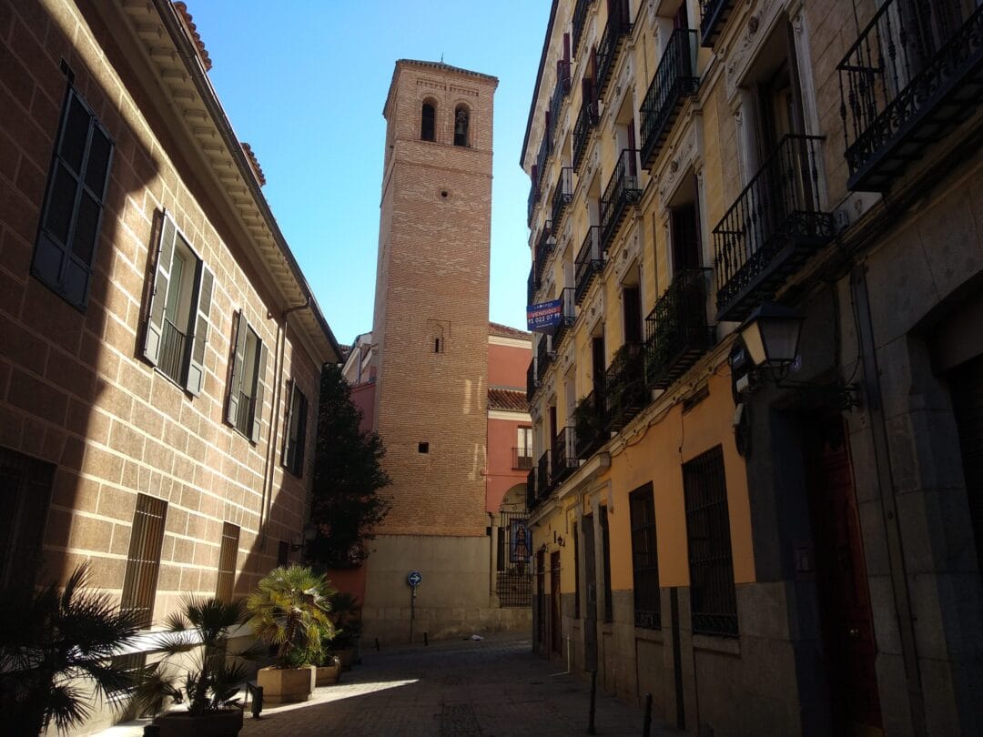 Spaniards Are Fed Up With Madrid's Las Meninas Street Sculptures –