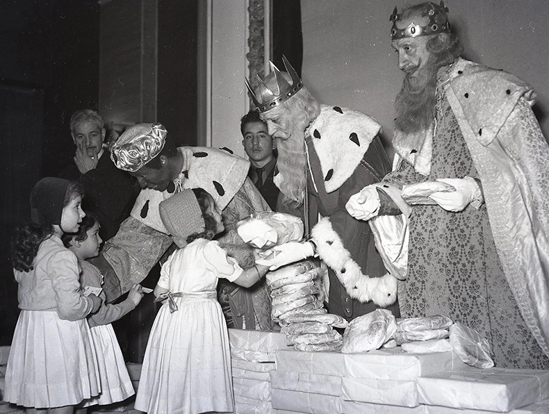 Distribution of toys to the children of Asilo San Rafael, photographed by Pepe Campúa on January 6, 1951.