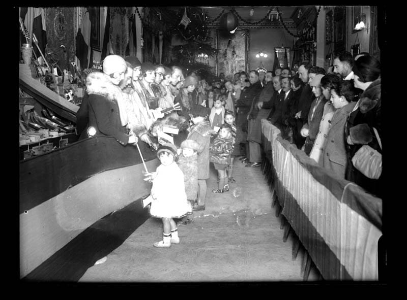 Handing out presents during Epiphany in Madrid 1929. The event was one of the earlier Reyes parades mostly composed of soldiers accompanying the Three Wise men. 