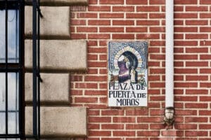 A street sign in the morería near the Museo de San Isidro