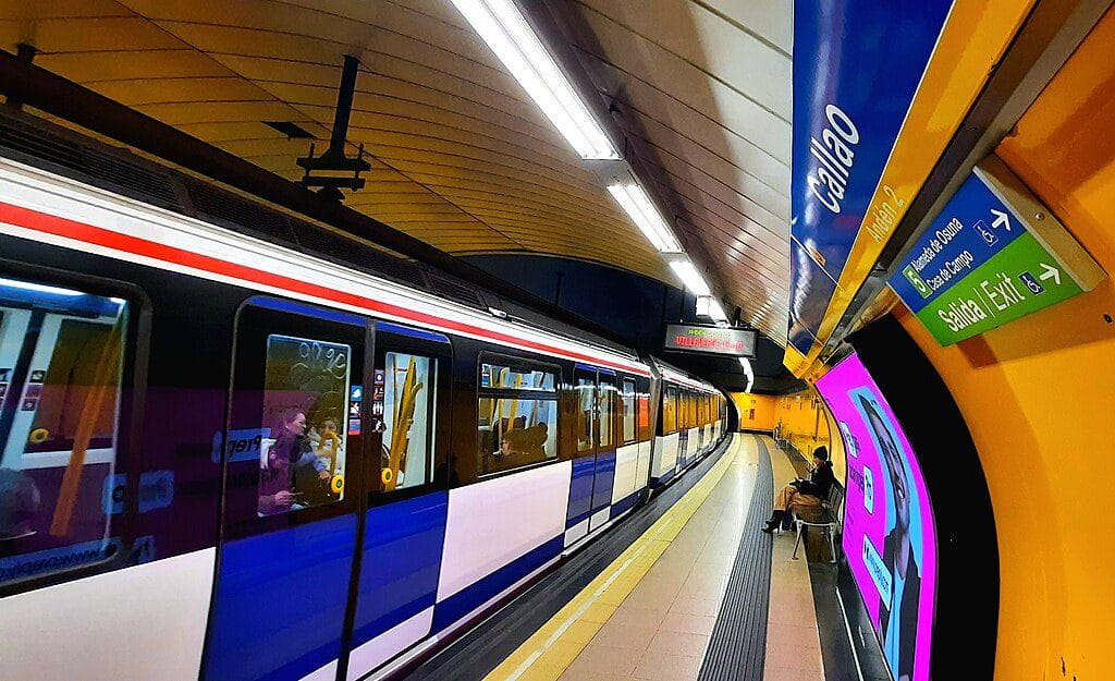 Metro_de_Madrid,_Callao_L3